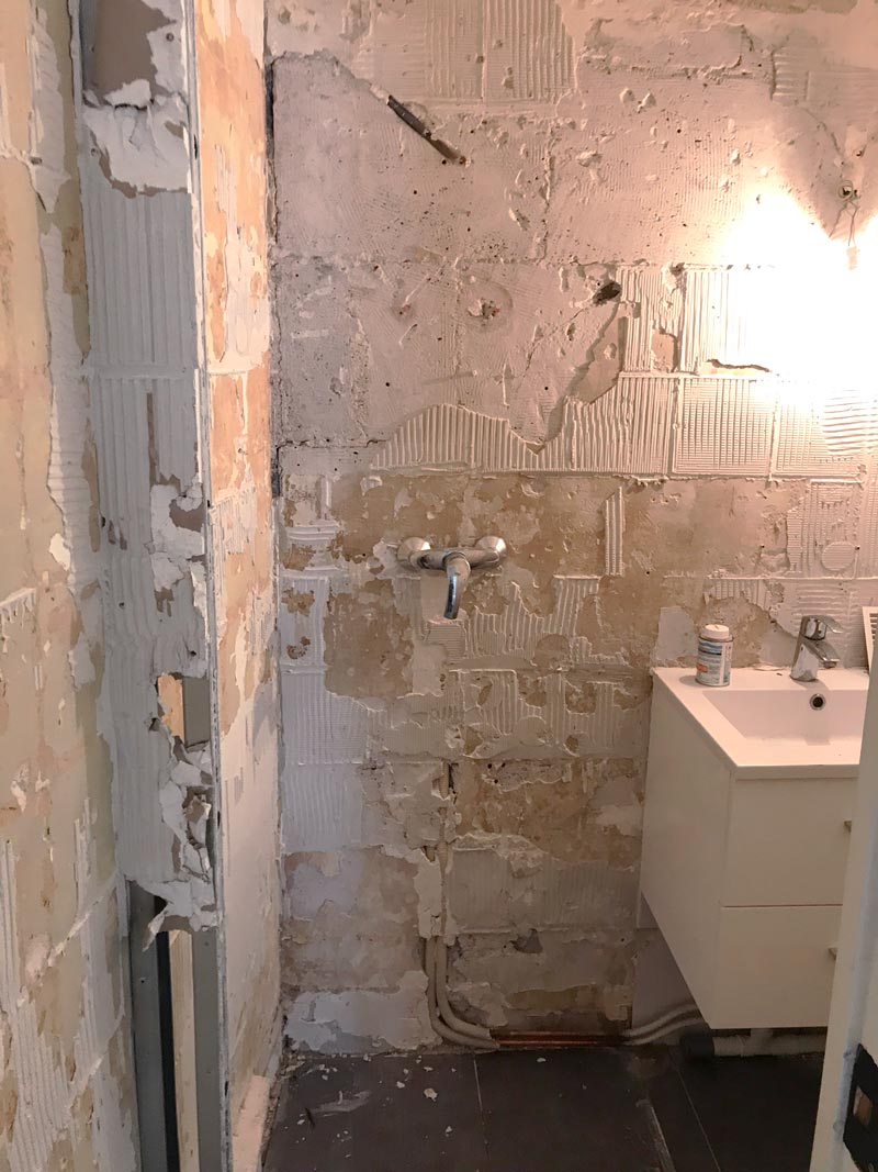 Douche dans salle de bain avant rénovation