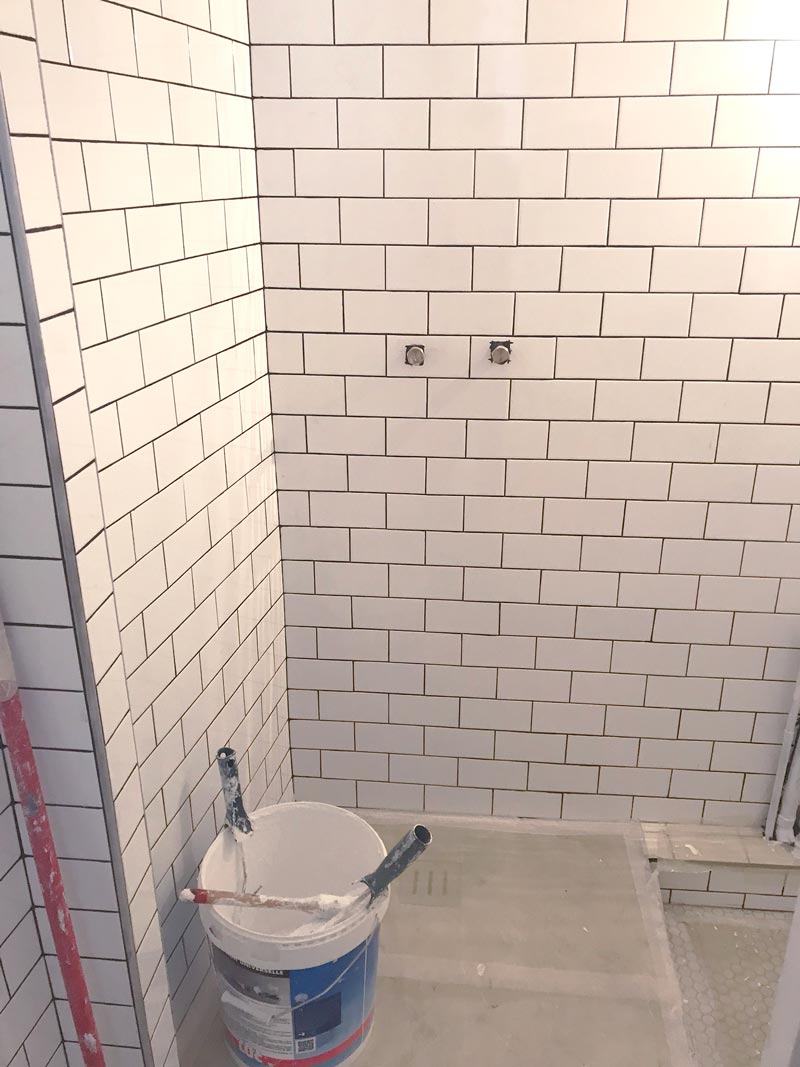 Douche dans salle de bain après rénovation