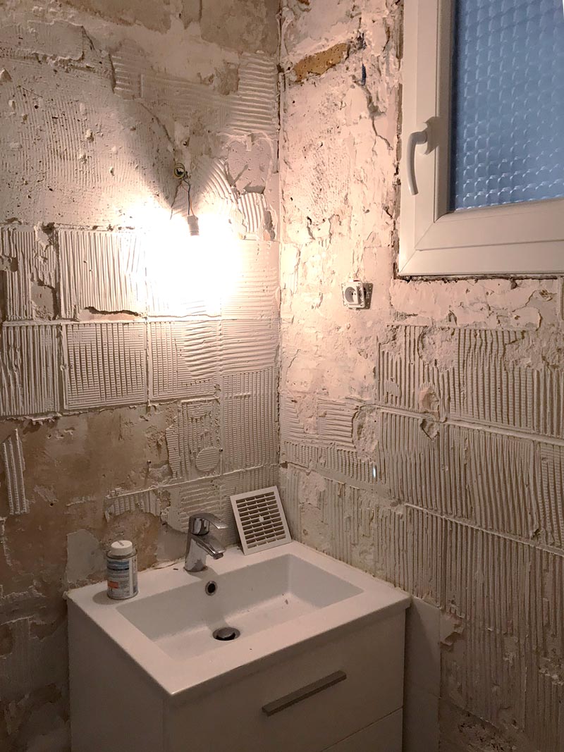 Lavabo dans salle de bain avant rénovation